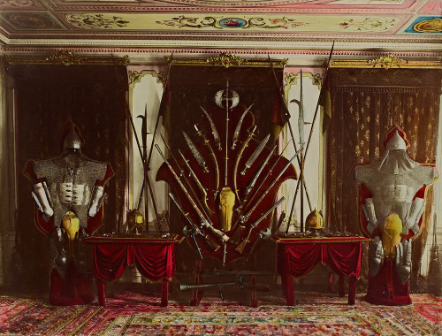 Armi e armature esposte all’interno del Palazzo Yildiz. Tra queste è possibile riconoscere alcuni oggetti donati a Vittorio Emanuele III nel 1904. Fonte: İstanbul Üniversitesi, Head Office of Library and Documentations. Weapons and armor displayed inside the Palace of Yildiz. Among these, it is possible to recognize some objects donated to Vittorio Emanuele III in 1904. Source: Istanbul University, Head Office of Library and Documentations.