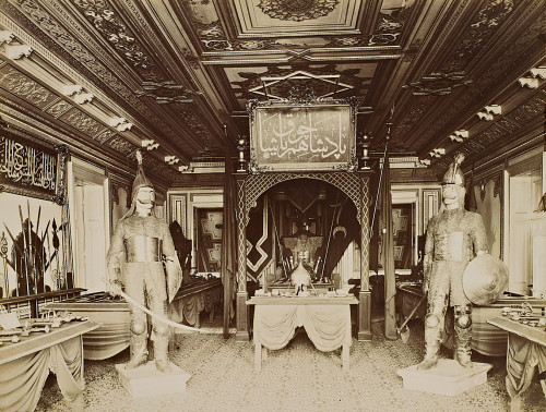 Armi e armature esposte all’interno del Palazzo Yildiz. Tra queste è possibile riconoscere alcuni oggetti donati a Vittorio Emanuele III nel 1904. Fonte: İstanbul Üniversitesi, Head Office of Library and Documentations. Weapons and armor displayed inside the Palace of Yildiz. Among these, it is possible to recognize some objects donated to Vittorio Emanuele III in 1904. Source: Istanbul University, Head Office of Library and Documentations.