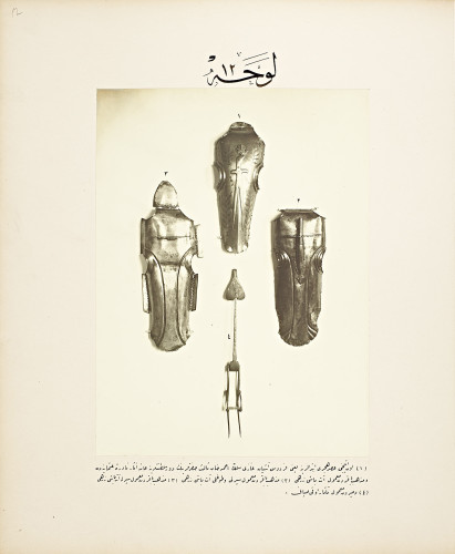 Una tavola raffigurante le testiere da parata per cavallo di ambito turco-ottomano e una staffa per arco, oggi conservate al Castello di Racconigi. Fonte: İstanbul Üniversitesi, Head Office of Library and Documentations. A depiction of the Turkish-Ottoman parade horse headstalls and a bow stirrup, now preserved at Racconigi Castle. Source: Istanbul University, Head Office of Library and Documentation.