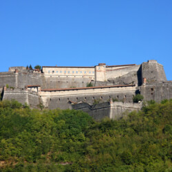 Storica fortezza difensiva costruita dai Genovesi su un preesistente castello di origine medioevale, il Forte si erge su una rocca naturale a strapiombo sull’antico borgo di Gavi. Adeguato a resistere alle artiglierie dell'epoca, venne disarmato nel 1859, trasformato in reclusorio civile e utilizzato come campo di prigionia durante i due conflitti mondiali.