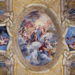 La volta della Sala delle Stagioni è dedicata al mito di Ercole e fu affrescata da Stefano Maria Legnani, detto il Legnanino, tra il 1699 e il 1703, su committenza del principe Emanuele Filiberto detto il Muto.
Figura mitologica di rilievo e simbolo della forza, Ercole, figlio prediletto di Zeus, fu portato sul monte Olimpo, tra le divinità, per essere salvato da morte certa.