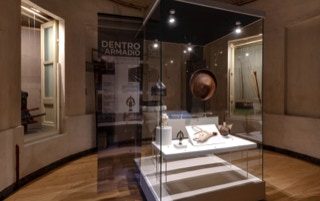 Cappella settecentesca sala della mostra nel Castello di Racconigi; vetrina con gli oggetti "ritrovati"