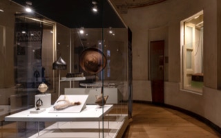 Cappella settecentesca sala della mostra nel Castello di Racconigi; vetrina con gli oggetti "ritrovati"