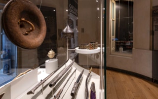 Cappella settecentesca sala della mostra nel Castello di Racconigi; vetrina con gli oggetti "ritrovati"