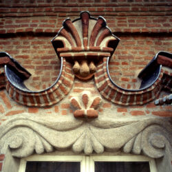 Tra i motivi decorativi che caratterizzano la facciata di Palazzo Carignano si nota la raffigurazione stilizzata di un indiano d’America, col copricapo piumato e due volute laterali che richiamano la foggia di un mantello svolazzante. Un modo per ricordare l’invio nel Nuovo Mondo del Reggimento Carignano in aiuto ai francesi in guerra contro le tribù locali.