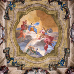 L’affresco al centro della volta della Sala delle Battaglie fu eseguito, tra il 1699 e il 1709, dal pittore lombardo Stefano Maria Legnani detto il Legnanino insieme alla sua bottega. Rappresenta Mercurio che porge gli occhi di Argo a Giunone, la quale volle che venissero sulla coda del pavone, animale a lei sacro, rendendo così omaggio al fedele servitore sacrificatosi pur di obbedire a un suo ordine.