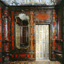 Si tratta di uno dei quattro gabinetti di gusto orientale realizzati all’interno di Villa della Regina agli inizi del Settecento, nell’ambito di un progetto creativo unitario definito da Filippo Juvarra con Giovanni Pietro Baroni di Tavigliano. Pannelli a fondo rosso con motivi floreali e paesaggi sono inseriti in una complessa struttura lignea a fondo nero. Un insieme riccamente decorato, con propaggini sulla volta e sugli sguinci delle portefinestre, eseguito da Pietro Massa e bottega.