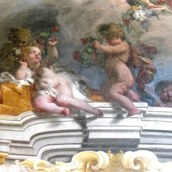 Nel 1733 il pittore Giovanni Battista Crosato (1686-1758), attivo a Venezia nel primo quarto del Settecento, fu chiamato alla corte di Carlo Emanuele III. In quell’anno, nel Salone di Villa della Regina, realizzò dipinti dedicati all’“Allegoria delle Stagioni”. Le complicate allegorie della mitologia classica lasciano così spazio al gioco e alla simbologia della natura. La “Primavera” è infatti rappresentata da boccioli di fiori e puttini con arco e frecce pronti a trafiggere i cuori nella stagione degli amori.