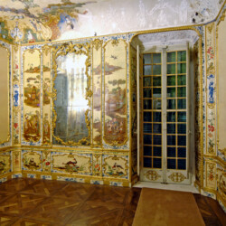 Frutto di un progetto creativo definito da Filippo Juvarra e Giovanni Pietro Baroni di Tavigliano, espressione del gusto per l’esotismo in voga in Europa nel Settecento, il Gabinetto cinese, collocato nel torrione nord di Villa della Regina, si presenta con eleganti cornici dorate in cui si stagliano pagode, monocromi, decorazioni naturalistiche e scene di vita.