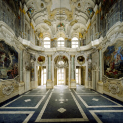 Al centro del Piano nobile, lo scenografico Salone juvarriano era l’ambiente di rappresentanza di Villa della Regina. Tra le maestranze che si occuparono degli apparati decorativi, attive anche in altre residenze sabaude, figura Corrado Giaquinto, noto esponente della pittura Rococò, autore delle specchiature con scene dalle Metamorfosi di Ovidio.