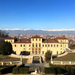 Il complesso collinare di vigna e giardini fu realizzato a inizio Seicento per il cardinale Maurizio di Savoia su modello delle ville romane. A fine Seicento divenne la dimora preferita di Anna d’Orleans, moglie di Vittorio Amedeo II, da cui il nome di Villa della Regina. Nel Settecento il complesso fu coinvolto in un progetto di ridefinizione aulica a cura degli architetti Filippo Juvarra e Giovanni Pietro Baroni di Tavigliano, elaborato rispettando l’unitarietà del progetto iniziale. Il giardino retrostante la villa, ricco di grotte, fontane e giochi d’acqua, ha conservato l’impianto originale di esedra terrazzata culminante nel belvedere superiore, fondale scenografico dell’intero complesso.