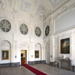 Il Salone delle Guardie del Corpo fu realizzato nel 1770-1771 per volontà di Benedetto Maria Maurizio duca del Chiablese, su progetto dell’architetto Ignazio Birago di Borgaro. Le decorazioni in stucco sono opera del ticinese Giuseppe Bolina, insieme ai suoi collaboratori, e raffigurano motivi vegetali e trofei di caccia, da cui è poi derivata la tarda denominazione di Salone di Caccia. Alle pareti si possono ammirare due paesaggi di Scipione Cignaroli, risalenti al 1725 circa, e i ritratti di Carlo Felice di Savoia e della moglie Maria Cristina di Borbone-Napoli, eseguiti nel 1816 dal pittore savoiardo Jacques Berger.