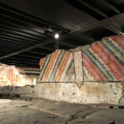 Le pareti delle cappelle del transetto dell’antica abbazia benedettina conservano decorazioni ad affresco (secoli XI-XII), opera di pittori dell’Italia settentrionale, con motivi a finto marmo stilizzato e vivacemente colorato, elemento tipico del decorativismo di età romanica. Il registro superiore, oggi scomparso, conservava probabilmente elementi figurati.