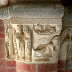 Tra i capolavori scultorei dell’Abbazia di Vezzolano spicca nel Chiostro un capitello incompiuto del 1180 circa che, come un libro di pietra, racconta in un unico contesto l’Annunciazione, la Visitazione e la Natività. La scena del bimbo scaldato dal bue e dall’asinello trae ispirazione da scritti apocrifi che celebrano anche il tema della regalità di Maria, a cui è dedicato l’intero complesso.