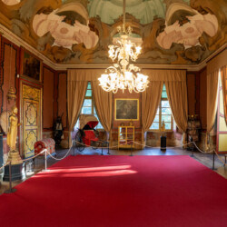 Foto di Lorenzo Camocardi<br>La Sala Cinese del Castello di Agliè, allestita negli anni Sessanta del Novecento, conserva il nucleo principale della raccolta di arte orientale del castello, costituita dai souvenir di viaggio collezionati dal duca Tomaso di Savoia-Genova negli anni Ottanta dell’Ottocento durante le spedizioni navali attorno al globo, e dagli oggetti donati nel 1958 dall’ingegnere Giuseppe Canova.