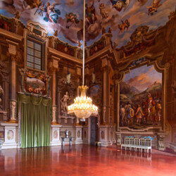 Il Salone d’Onore del Castello di Agliè, già denominato Salone da ballo, e ancor prima, Salone d’Arduino, costituisce il cuore della residenza alliadese. Sulle pareti e sulla volta i dipinti eseguiti nel 1665 da Giovan Paolo Recchi e dalla sua bottega raffiguranti i Fasti del re Arduino d’Ivrea, capostipite della dinastia dei San Martino di Agliè.