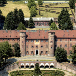 Il Castello di Moncalieri, dal 1997 inserito nella Lista del Patrimonio Mondiale dell'UNESCO all’interno del sistema delle Residenze Sabaude, domina la pianura sottostante e si erge imponente sul borgo omonimo. Caratteristico è l’impianto a “C” della sua pianta, di derivazione seicentesca, con torri angolari a padiglione e lunghe gallerie parallele che si collegano alla collina.