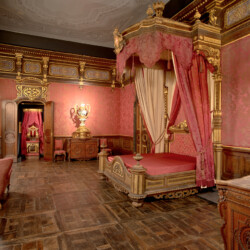 Foto di Ernani Orcorte<br>La Camera da Letto della Regina Maria Adelaide, moglie di Vittorio Emanuele II, fu decorata intorno al 1852, dall’équipe dell’ebanista Gabriele Capello, sotto la direzione di Domenico Ferri. Su uno dei due cassettoni presenti nella sala è collocato il grandioso vaso in porcellana di Meissen, con fiori a palla di neve e uccelli, di Johann Joachim Kandler, acquistato dal re all’Esposizione Nazionale del 1858.