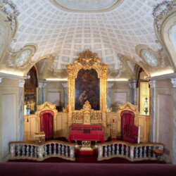 La Cappella Reale fu risistemata nel 1775, per volere di Vittorio Amedeo III, su progetto del messinese Francesco Martinez, nipote di Filippo Juvarra. La bella pala sull’altar maggiore raffigura "L’educazione della Vergine", dipinto attribuito al pittore viennese Daniel Seiter, allievo di Carlo Maratta a Roma.