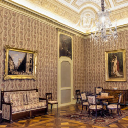 Foto di Paolo Gili<br>La Sala di Ricevimento, sul finire del Settecento, era adibita a Camera da Letto della Duchessa d’Aosta, e di quell’epoca si conservano le decorazioni della volta a padiglione. Tra gli arredi ancora presenti agli inizi del Novecento, quando vi soggiornavano i figli della principessa Maria Clotilde, risultano oggi le sovrapporte di Michele Antonio Rapous del 1775 circa, e il dipinto Pirro Armato attribuito a Giacomo Rossignolo risalente al XVI secolo.