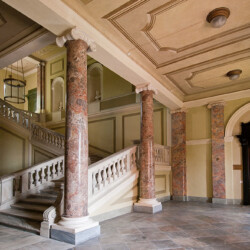 Lo Scalone d’onore, che collega il piano terra al piano nobile del Castello, fu terminato nel 1822 su progetto di Giuseppe Battista Piacenza e Carlo Randoni nel piano di riammodernamento dell’edificio voluto da Vittorio Emanuele I a partire dal 1820. Nel lavoro furono coinvolti lo scultore Giacomo Spalla e lo stuccatore Pietro Cremona, attivi in altre residenze sabaude.