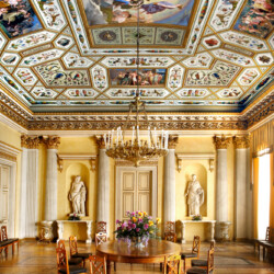 Scandita da colonne, lesene in marmo e pavimento a mosaico con palmetta etrusca, la monumentale Sala da Pranzo, realizzata negli anni Trenta dell’Ottocento, esibisce la cifra stilistica di Pelagio Palagi, profondo conoscitore della cultura classica. In un tripudio di decorazioni a grottesche, la volta accoglie le personificazioni delle quattro Stagioni e al centro Giove che riceve da Ebe la coppa dell’ambrosia.