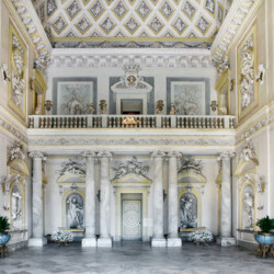 Inserito all’interno del percorso di rappresentanza del Castello, il Salone d’Ercole conserva l’aspetto neoclassico conferitogli verso la metà del Settecento dall’architetto Giovanni Battista Borra, la cui decorazione è un chiaro tributo alle virtù eroiche di Casa Savoia emulate nelle sculture raffiguranti le fatiche d’Ercole. Era utilizzato come sala da ballo con l’orchestra disposta nella loggia dei musici.