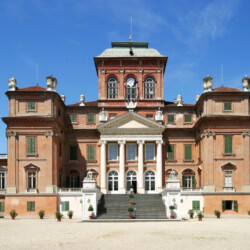La facciata sud presenta un corpo centrale realizzato intorno alla metà del Settecento dall’architetto Giovanni Battista Borra, con padiglioni laterali avanzati e una monumentale scalinata culminante in un pronao a quattro colonne ioniche e timpano triangolare di stampo neoclassico. Completano il prospetto due ali laterali più basse realizzate negli anni Trenta e Quaranta dell’Ottocento dall’architetto Ernesto Melano, nell’ambito dell’ampliamento del Castello voluto dal re Carlo Alberto.