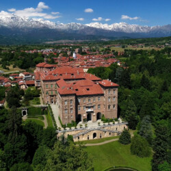 Il Castello di Agliè, domina l’omonimo borgo di origini romane. La sua poderosa mole, risultato di quattro fasi costruttive comprese tra il XII e il XIX secolo, si affaccia su uno splendido giardino a parterre, e sul lato orientale si estende su un immenso parco romantico ottocentesco.