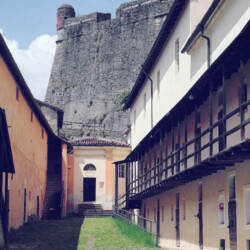 La Cittadella, con il cortile, i quartieri militari e la cappella, fu costruita verso il 1800. Sul cortile interno si affacciano fabbricati una volta adibiti a magazzini e depositi, nonché le strette e anguste celle delle prigioni dove la luce del sole filtrava, in quantità pressoché scarsa, solamente da piccole feritoie lungo le mura.