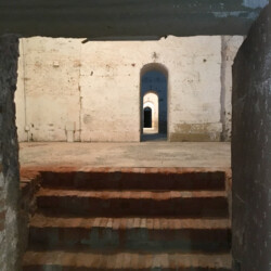 Nel 1859 il Forte di Gavi fu trasformato in reclusorio civile. Negli anni della grande guerra diventò un carcere militare e tornò ad avere questa funzione durante la Seconda Guerra Mondiale, quando fu scenario di rocambolesche fughe compiute dai prigionieri angloamericani. L’immagine mostra gli angusti passaggi ottocenteschi che, attraverso gradini in mattoni posti di taglio, permettevano di andare dalle celle dei detenuti ai magazzini della prigione.