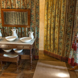 Nell'Appartamento di Vittorio Emanuele II si trova il suo Gabinetto di Toeletta, attiguo alla Camera da Letto. L'ambiente è decorato da un rivestimento in chintz a fiori sostenuto da un padiglione, sorretto agli angoli da colonnine in mogano a imitazione di una tenda militare.