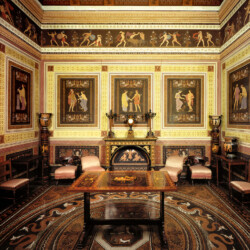 Il Gabinetto Etrusco fu realizzato nell’ambito del programma di rinnovamento stilistico diretto da Pelagio Palagi su committenza di Carlo Alberto. È considerato uno dei capolavori di Palagi, omaggio alla cultura greco-romana e in particolare a quella etrusca: la decorazione non solo riprende gli stili delle pitture vascolari di quelle civiltà, ma compare persino una citazione archeologica nel soffitto che riproduce il fregio della tomba etrusca del Barone, scoperta a Tarquinia nel 1827.