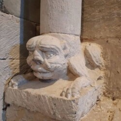 Diverse sono le ‘insolite presenze’ che si possono scorgere negli apparati decorativi dell'Abbazia di Vezzolano: in questo caso una curiosa figura antropozoomorfa sorregge una colonna nell'abside centrale della chiesa (XII-XIII sec.).