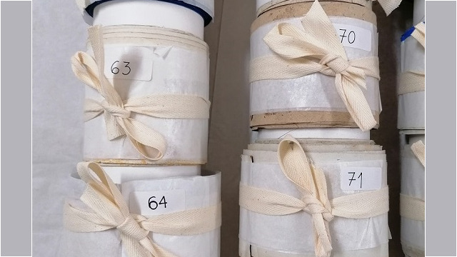 Bordure di papiers peints avvolte su rotoli realizzati con cartone per la conservazione (ogni rotolo è numerato con riferimento a una scheda contenente la riproduzione del modulo decorativo, la consistenza dei multipli presenti e le misure), Castello di Agliè.