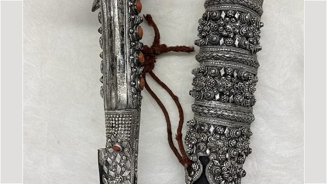 Particolare dell'impugnatura e del fodero di una spada di manifattura turco-balcanica, tipologia Yataghan, acciaio, argento, pietre dure, legno, XIX secolo, Castello di Racconigi.