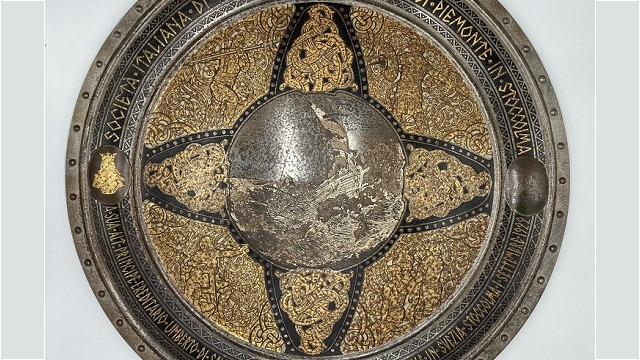 Scudo rotondo con raffigurazione di nave vichinga e guerrieri, tipologia rotella, manifattura svedese, acciaio, oro, argento, smalti policromi, dono ricevuto nel 1922 dal Principe di Piemonte Umberto in occasione di un viaggio nel Nord Europa, Castello di Racconigi.